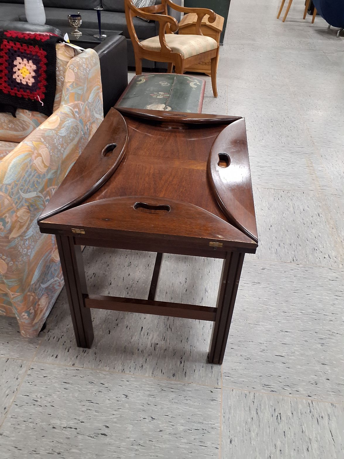 Mørkt bord med fold